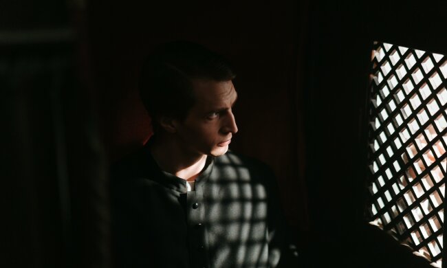 Kolęda późnym wieczorem. Mieszkaniec bloku reaguje kartką na drzwiach