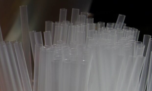 Plastikowe rurki/YouTube @Telewizja Echo24