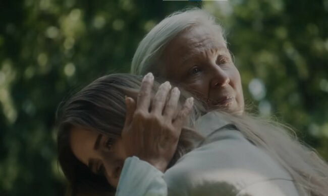 Starsza Pani i młoda kobieta, screen Youtube @abricoss_a