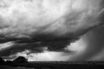 Tornado uderzyło w wieżowiec. Mężczyzna wypadł z mieszkania na 12. piętrze. Nagrania obiegły sieć