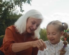 starsza Pani i wnuczka, screen Youtube @abricoss_a