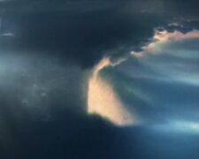 Burzowe niebo/ YouTube @Amaze Lab