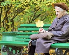 "Nie rozumiem, jak syn może porzucić swoją matkę": Chuda staruszka siedziała na ławce przed domem sąsiadki, drzemiąc w promieniach słońca