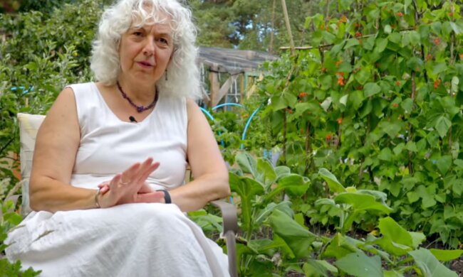 Mama na działce, źródło: YouTube/Huw Richards