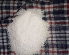 wkładam do pralki „worek” soli, screen YT