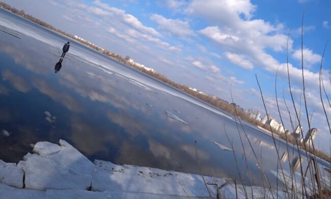 Mały chłopiec był daleko od brzegu na krze lodowej. Uratował go wędkarz. Prawdziwy bohater. Wideo