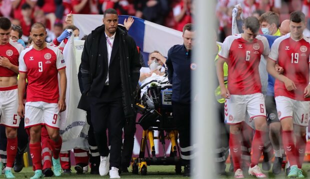 Christian Eriksen znoszony z boiska/YouTube @Świat Sportu