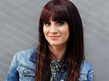 Sylwia Grzeszczak zachwyciła swoją stylizacją w "Dzień dobry TVN". Pozowała fotoreporterom w deszczu w neonowym garniturze