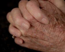 Syn przyjechał bez zapowiedzi po kilku latach milczenia. Nie zdjął nawet kurtki, zanim poprosił o akt własności domu