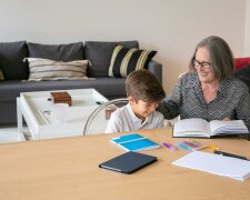 starsza Pani i wnuk @pexels