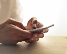 Taka kropka na telefonie nie pojawia się bez powodu. Lepiej od razu sprawdź