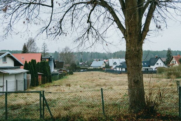 Z życia wzięte. Sąsiad zajął część mojej działki ROD, bo uznał, że już jej nie uprawiam. Nie wiedział, jakie dokumenty przechowuję