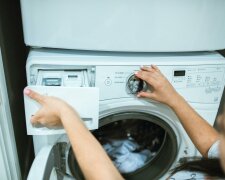 Wyjmij to z apteczki i wrzuć do pralki. Białe ubrania odzyskają dawny blask