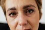 Z życia wzięte. "Córka wróciła z wakacji zaręczona": Najbardziej zabolało mnie, że obca kobieta wiedziała o jej związku wcześniej niż ja