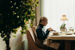 Teściowa zaprosiła całą rodzinę do restauracji na swoje urodziny. Po kolacji kelner położył rachunek wyłącznie przede mną