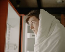 mężczyzna i lodówka @pexels