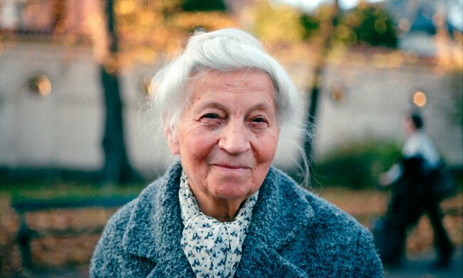 Oddałam synowi mieszkanie, na które pracowałam całe życie. Usłyszałam, jak jego żona każe je sprzedać