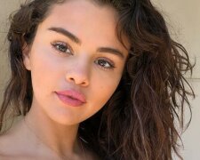 Selena Gomez przeszła ogromną metamorfozę. Przefarbowała włosy na platynowy blond. Fani jej nie poznają