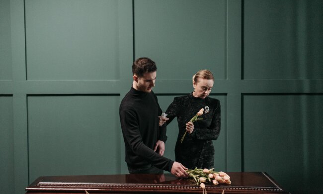 Z życia wzięte. Na pogrzebie męża nieznajomy chłopak nazwał go tatą. Żądał ode mnie tylko jednej rzeczy