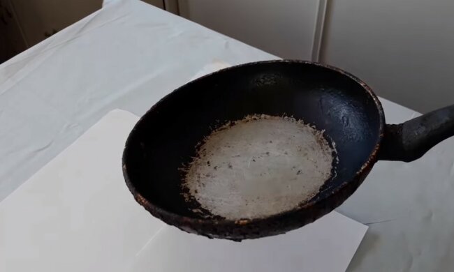 kamień i tłuszcz z patelni, screen YT