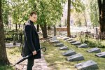 Brat nie chciał kupić nawet jednego znicza na grób mamy. Kilka dni później zobaczyłam, na co bez żalu wydał jej oszczędności