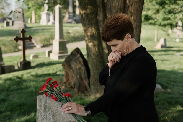 Po odejściu męża teściowa znów zaczęła tańczyć i malować usta. Jej synowie nazwali to wstydem, więc odpowiedziała im jednym listem
