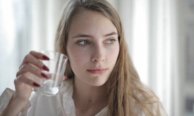 Wiele osób sięga po niego w gorące dni. Ekspert ostrzega przed skutkami