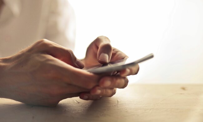 Taka kropka na telefonie nie pojawia się bez powodu. Lepiej od razu sprawdź