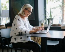 starsza Pani @pexels