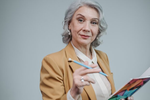 Przepisałam wnuczce mieszkanie, bo obiecała, że nigdy mnie nie opuści. Po tygodniu w moim pokoju stanęły kartony