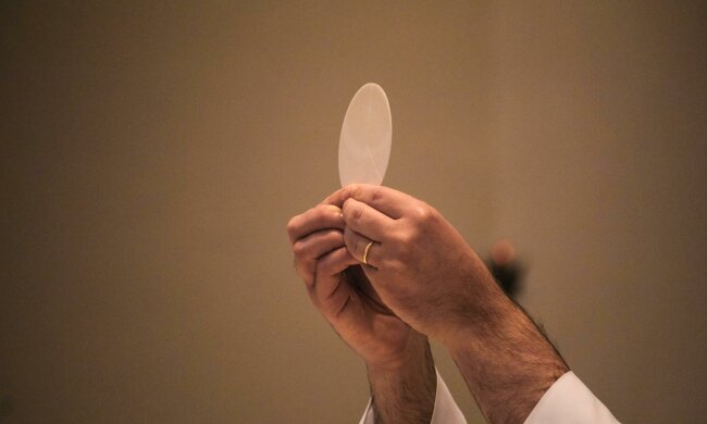 Komunia 2026 będzie droższa także dla gości. Tyle wkłada się dziś do koperty