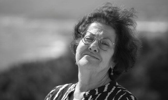 Syn zaprosił mnie na urodziny po dwóch latach milczenia. Przy stole położył dokument, który miałam podpisać przed deserem