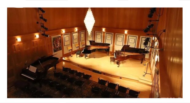 Sala koncertowa w posiadłości/ mirror.co.uk