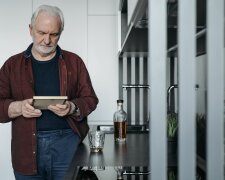Z życia wzięte. Miał zostać tylko kilka dni, ale zapuścił korzenie w naszym salonie. Dopiero kradzież pamiątki po matce otworzyła mi oczy