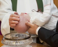 Po latach milczenia syn zaprosił mnie na chrzciny wnuczki. Przed wejściem poprosił, żebym podpisała zrzeczenie się spadku
