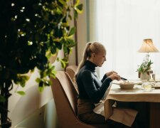 Teściowa zaprosiła całą rodzinę do restauracji na swoje urodziny. Po kolacji kelner położył rachunek wyłącznie przede mną
