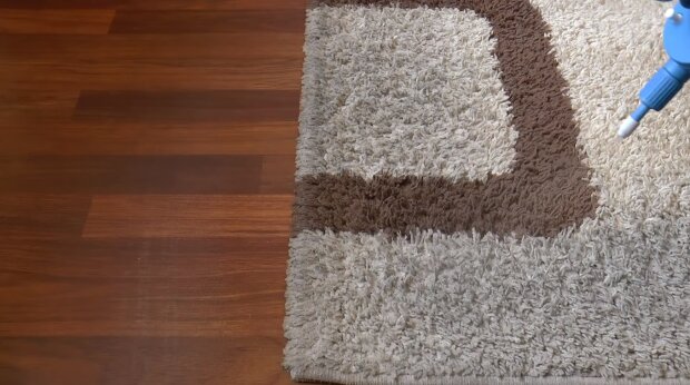 Czyszczenie dywanów. Źródło: Youtube Eryk Grzeszkowiak