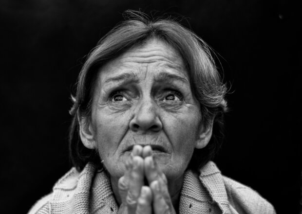 Pomagałam schorowanej sąsiadce, choć sama ledwo wiązałam koniec z końcem. Po jej odejściu zadzwonił do mnie notariusz
