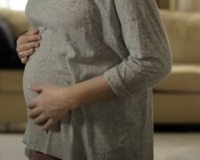 Miała skurcze co osiem minut. Lekarze odesłali ją do domu. Urodziła w łazience