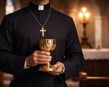 Pensja to tylko część ich dochodów.  Ile naprawdę zarabiają księża