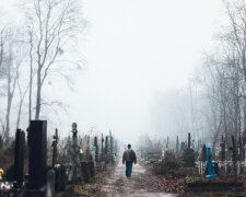 Brat od lat pobierał ode mnie pieniądze na sprzątanie grobu mamy. Na cmentarzu spotkałam kobietę, która robiła to za darmo