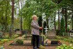 Córka obiecała zawieźć mnie na cmentarz. Rano zostawiła pod drzwiami zakupy i listę grobów, które miałam posprzątać