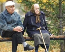 „Wszyscy emeryci muszą wieczorem zamykać się w domach, aby nie ingerować w życie ludzi”. Krzyczał mężczyzna w kolejce