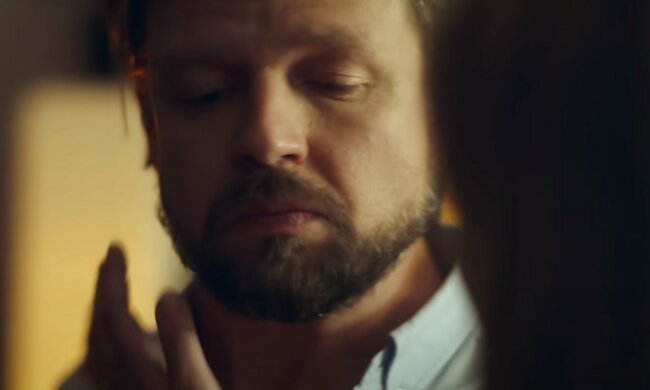 Wyrzuca z domu teściową, źródło: YouTube/LOVEBUSTER