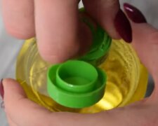 Butelka oleju/Youtube @DomPełenPomysłów