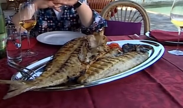 Posiłek w nadmorskiej restauracji/YouTube @Makłowicz w podróży