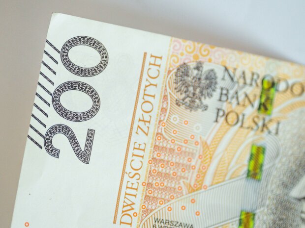 Na papierze seniorzy mogą dostać więcej jesienią. Czy 14. emerytura okaże się wyższa od trzynastki