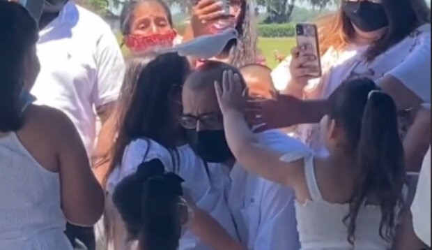 Gołąb usiadł na głowie zrozpaczonego syna/TikTok @angela_.ruizz Angela Ruiz