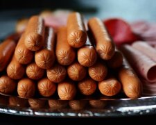 Po tym nigdy nie sięgniemy po sklepowe wędliny! To, co producenci dodają do parówek i szynki woła o pomstę do nieba