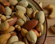 Jemy ją bez zastanowienia, a surowa może być groźna. Eksperci ostrzegają